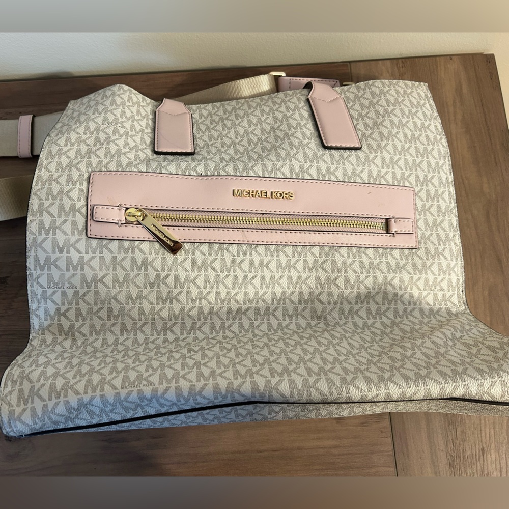 Large MK purse, excellent condition.